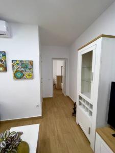 una sala de estar con una habitación blanca con un pasillo en RockSide Residences Suites La Línea N4 en La Línea de la Concepción
