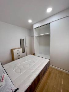 1 dormitorio con 1 cama y vestidor en RockSide Residences Suites La Línea N4 en La Línea de la Concepción