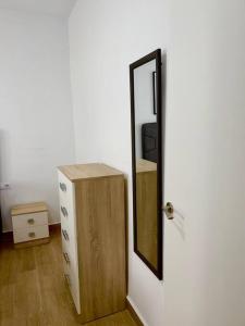 una puerta con espejo y un tocador en una habitación en RockSide Residences Suites La Línea N4, en La Línea de la Concepción