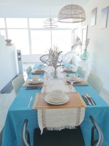 una mesa con un mantel azul y platos en ella en Torre con vistas en Tossa de Mar