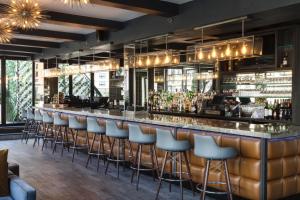 un bar con taburetes en un restaurante en Empire Hotel en Nueva York