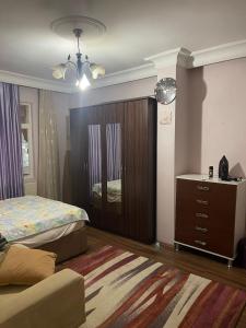a bedroom with a bed and a dresser and a cabinet at İstanbul Üsküdar Ev içinde Oda in Istanbul