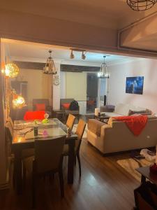 ein Wohnzimmer mit einem Tisch und einem Sofa in der Unterkunft İstanbul Üsküdar Ev içinde Oda in Istanbul