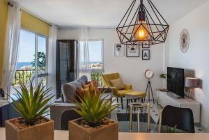 Televízia a/alebo spoločenská miestnosť v ubytovaní Seaside apartment in Riviera del Sol by Costarentals - Ref 75
