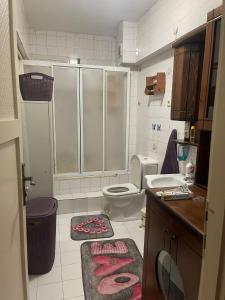 a bathroom with a shower and a toilet and a sink at İstanbul Üsküdar Ev içinde Oda in Istanbul