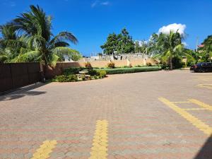 parking z żółtymi liniami na ziemi w obiekcie palmview estate townhouse w mieście Mammee Bay
