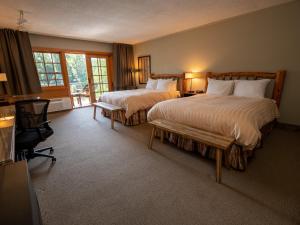 una camera d'albergo con due letti e una finestra di The Lodge at Riverside a Grants Pass