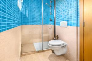 Ένα μπάνιο στο LINDA Oura Beach 4BR Villa 10 New for rent! +14 φωτογραφίες