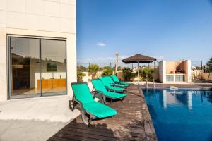 Πισίνα στο ή κοντά στο LINDA Oura Beach 4BR Villa 10 New for rent!