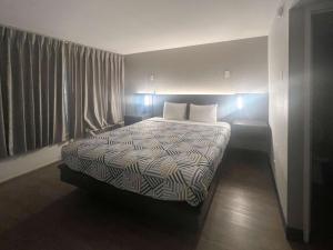 a hotel room with a bed with pillows and a window at Motel 6 Glendale Phoenix in Glendale +37 photos