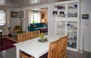 comedor y sala de estar con mesa blanca y sillas en Lovely Home In Krager With Wifi, en Kragerø