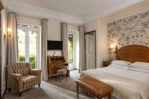 um quarto com uma cama, uma cadeira e uma secretária em As Janelas Verdes Inn - Lisbon Heritage Collection - Riverside em Lisboa