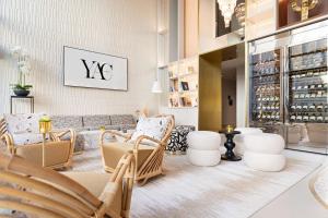 un magasin avec des chaises et des tables dans une pièce dans l'établissement Hotel Yac Paris Clichy, a member of Radisson Individuals, à Clichy