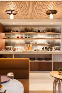 - une salle à manger avec un canapé et une table dans l'établissement Hotel Yac Paris Clichy, a member of Radisson Individuals, à Clichy