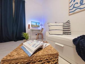een kamer met een bed en een tafel met boeken erop bij Magellano Suite. Fronte Mare + Free Park + Wi-Fi in Porto Empedocle