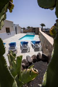 una piscina con tumbonas y una piscina en Villa Tenike, en Playa Blanca