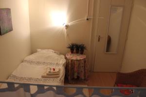 Ένα ή περισσότερα κρεβάτια σε δωμάτιο στο Desokkeraai - Sauna & Hottub privé appartement in schuur +55 φωτογραφίες