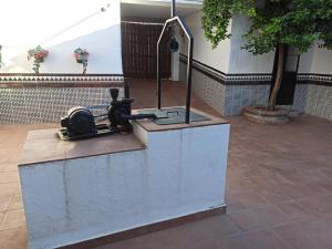 einem Stand mit Kamera auf einem Gebäude in der Unterkunft Casa Rural Patio in La Puebla de los Infantes