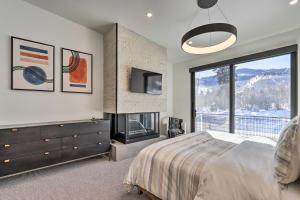 1 dormitorio con 1 cama, TV y ventana en Luxe Park City Townhome with Private Hot Tub!, en Park City