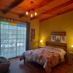 1 dormitorio con cama y ventana grande en La Cipriana en Concepción del Uruguay