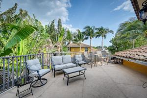 um pátio com cadeiras e mesas numa varanda em Upscale Marco Island Home with Pool, 1 Mi to Beach em Marco Island