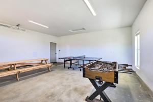 una habitación vacía con mesas de ping pong y bancos en Lake Roosevelt Getaway with Lake and Mountain Views!, en Davenport