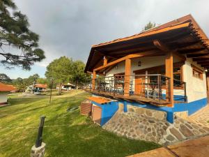 Taman di luar cabañas Mazzatl jacuzzy