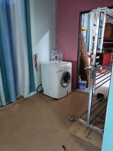 lavadero con lavadora y lavadora en AlFateh Homestay Kepala Batas en Kepala Batas