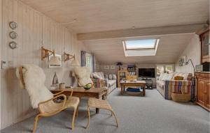Lild StrandにあるStunning Home In Frstrup With Wifiのリビングルーム(家具、天窓付)