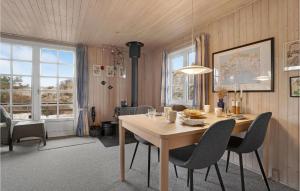 Lild StrandにあるAwesome Home In Frstrup With 2 Bedrooms And Wifiのダイニングルーム(木製テーブル、椅子付)
