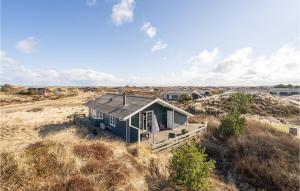 Lild StrandにあるAwesome Home In Frstrup With 2 Bedrooms And Wifiの浜辺の小屋
