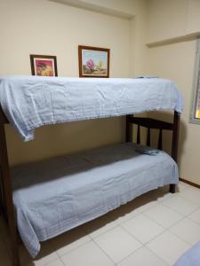 a bunk bed in a room with aermott at Rincón Verde in San Miguel de Tucumán