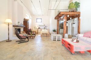 a living room with a couch and a table at Casetta Don Carlino in Campomarino