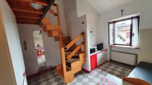 Habitación pequeña con escalera en una casa en Appartamenti Adriana Sirmione, en Sirmione