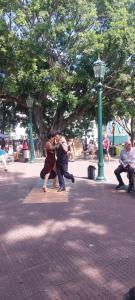 dos personas bailando en una acera en un parque en San Telmo Heart en Buenos Aires