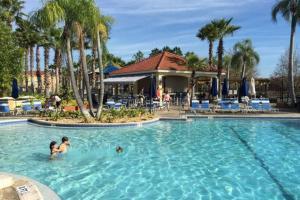- 2 personnes dans la piscine d'un complexe dans l'établissement Gated Resort Community Within Mintues from Disney, à Kissimmee