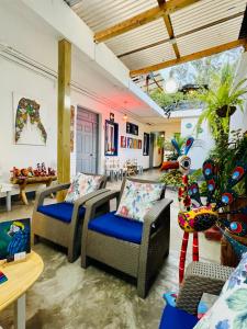 ein Wohnzimmer mit 2 Stühlen und einem Tisch in der Unterkunft Hotel y Arte Antigua in Antigua Guatemala
