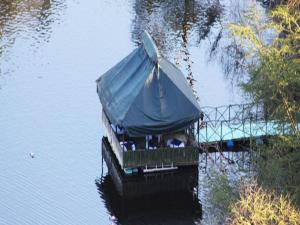 Výhled na řeku, která protéká v blízkosti luxury tent