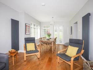 una sala de estar con una mesa y sillas en Bryn Deryn, en Criccieth