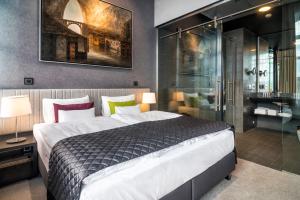 Postel nebo postele na pokoji v ubytování Fabryka Wełny Hotel & Spa