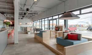 Posezení v ubytování MEININGER Hotel Berlin Airport