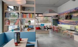 Posezení v ubytování MEININGER Hotel Berlin Airport