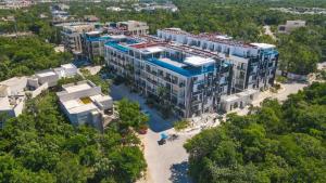 an overhead view of a large building on the beach at Apartamento Aldea Zama 7 in Tulum