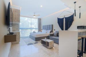 a large living room with a bed and a couch at Apartamento Aldea Zama 7 in Tulum