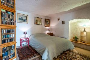Posteľ alebo postele v izbe v ubytovaní Gîte insolite troglodytique de la Cave des Mouret