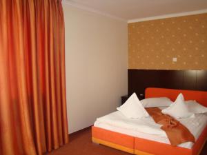 Postel nebo postele na pokoji v ubytování Hotel Helin Aeroport - Craiova