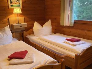 duas camas num quarto com um candeeiro sobre uma mesa em Cozy holiday home on a horse farm in the Lüneburg Heath em Eschede