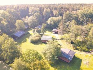 uma vista aérea de uma casa na floresta em Cozy holiday home on a horse farm in the Lüneburg Heath em Eschede