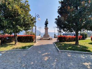 Dārzs pie naktsmītnes Apartment in Vignone with Lake Maggiore Views