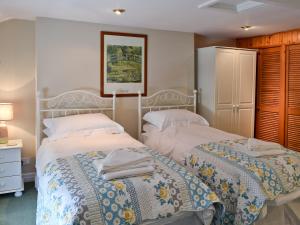 two beds sitting next to each other in a bedroom at Clarksville in Leyburn